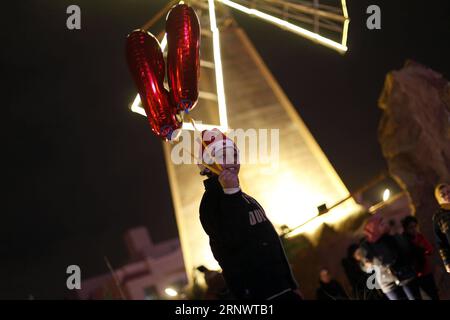 (171231) -- LE CAIRE, 31 décembre 2017 -- un garçon égyptien pose pour des photos avec ses ballons lors de la célébration du nouvel an au Caire, Égypte, le 31 décembre 2017. ) EGYPTE-CAIRE-CÉLÉBRATION DU NOUVEL AN AhmedxGomaa PUBLICATIONxNOTxINxCHN Banque D'Images