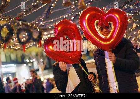 (171231) -- LE CAIRE, 31 décembre 2017 -- les gens posent pour des photos avec des ballons lors de la célébration du nouvel an au Caire, Égypte, le 31 décembre 2017.) EGYPTE-CAIRE-CÉLÉBRATION DU NOUVEL AN AhmedxGomaa PUBLICATIONxNOTxINxCHN Banque D'Images