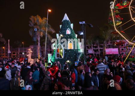 (171231) -- LE CAIRE, le 31 décembre 2017 -- les gens assistent à la célébration du nouvel an au Caire, en Égypte, le 31 décembre 2017.) EGYPTE-CAIRE-CÉLÉBRATION DU NOUVEL AN AhmedxGomaa PUBLICATIONxNOTxINxCHN Banque D'Images