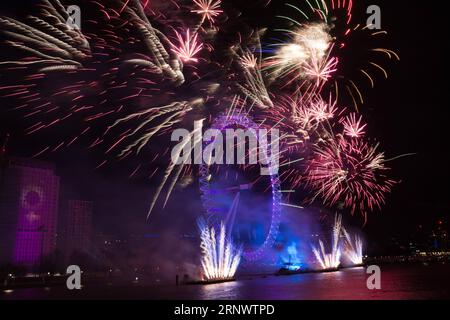 (180101) -- LONDRES, 1 janvier 2018 -- des feux d'artifice explosent au-dessus du London Eye lors des célébrations du nouvel an à Londres, Grande-Bretagne, le 1 janvier 2018.) (gj) GRANDE-BRETAGNE-LONDRES-NOUVEL AN-FEUX D'ARTIFICE RayxTang PUBLICATIONxNOTxINxCHN Banque D'Images