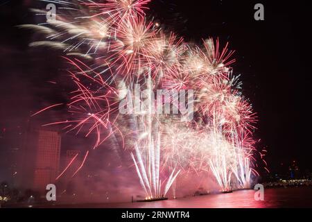 (180101) -- LONDRES, 1 janvier 2018 -- des feux d'artifice explosent au-dessus du London Eye lors des célébrations du nouvel an à Londres, Grande-Bretagne, le 1 janvier 2018.) (gj) GRANDE-BRETAGNE-LONDRES-NOUVEL AN-FEUX D'ARTIFICE RayxTang PUBLICATIONxNOTxINxCHN Banque D'Images