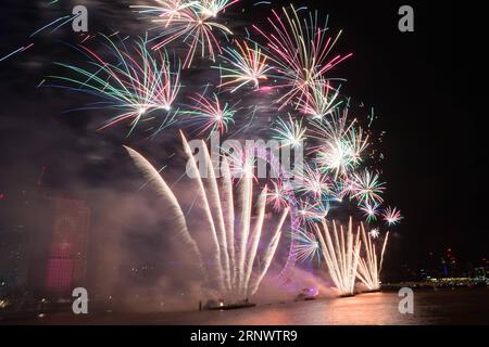 (180101) -- LONDRES, 1 janvier 2018 -- des feux d'artifice explosent au-dessus du London Eye lors des célébrations du nouvel an à Londres, Grande-Bretagne, le 1 janvier 2018.) (gj) GRANDE-BRETAGNE-LONDRES-NOUVEL AN-FEUX D'ARTIFICE RayxTang PUBLICATIONxNOTxINxCHN Banque D'Images