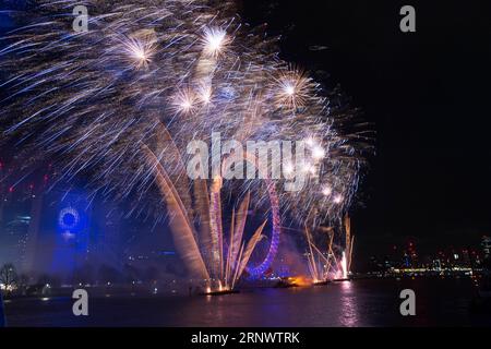 (180101) -- LONDRES, 1 janvier 2018 -- des feux d'artifice explosent au-dessus du London Eye lors des célébrations du nouvel an à Londres, Grande-Bretagne, le 1 janvier 2018.) (gj) GRANDE-BRETAGNE-LONDRES-NOUVEL AN-FEUX D'ARTIFICE RayxTang PUBLICATIONxNOTxINxCHN Banque D'Images