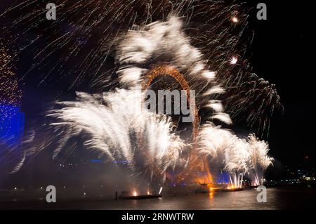 (180101) -- LONDRES, 1 janvier 2018 -- des feux d'artifice explosent au-dessus du London Eye lors des célébrations du nouvel an à Londres, Grande-Bretagne, le 1 janvier 2018.) (gj) GRANDE-BRETAGNE-LONDRES-NOUVEL AN-FEUX D'ARTIFICE RayxTang PUBLICATIONxNOTxINxCHN Banque D'Images