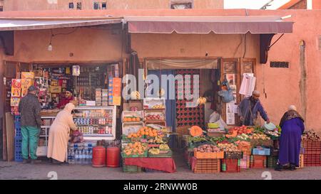 Marrakech, Maroc - 25 février 2023 : étal d'épiciers vendant des fruits et légumes frais sur le marché du souk de la Médina de Marrakech Banque D'Images