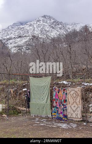 Imlil, Maroc - Fenb 22, 2023 : tapis et tapis berbères traditionnels en vente dans les Hautes montagnes de l'Altas Banque D'Images