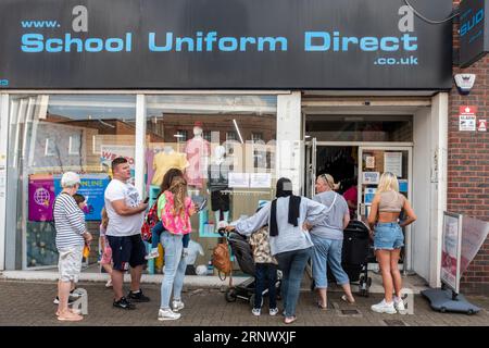 Les gens achètent des uniformes scolaires. 2 septembre 2023. Les gens font la queue devant un magasin School Uniform Direct à Staines-upon-Thames dans le Surrey, en Angleterre, au Royaume-Uni, attendant d'acheter l'uniforme scolaire quelques jours avant que les enfants retournent à l'école pour le nouveau trimestre. Le coût élevé des uniformes scolaires cause des difficultés à certaines familles pendant la crise du coût de la vie. Banque D'Images