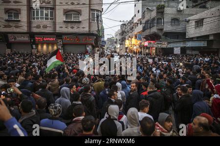 (180104) -- GAZA, 4 janvier 2018 -- des manifestants palestiniens crient des slogans lors d'une manifestation pour réclamer de meilleures conditions de vie dans le camp de réfugiés de Jabalya, dans le nord de Gaza, le 4 janvier 2018.) MIDEAST-GAZA-PROTEST WissamxNassar PUBLICATIONxNOTxINxCHN Banque D'Images