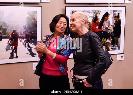 (180104) -- PARIS, 4 janvier 2018 -- les visiteurs regardent des photos lors de l'exposition transition à Paris, France, le 4 janvier 2018. L’exposition transition du photographe chinois Zhu Xianmin a été inaugurée jeudi soir. Plus de 50 photos ont dévoilé une transition spectaculaire de la société chinoise au cours des quatre dernières décennies. L'exposition organisée par China Culture Center à Paris durera jusqu'au 30 janvier. ) FRANCE-PARIS-EXPOSITION- TRANSITION ChenxYichen PUBLICATIONxNOTxINxCHN Banque D'Images