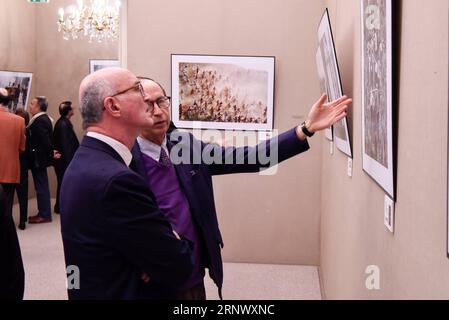 (180104) -- PARIS, 4 janvier 2018 -- les visiteurs regardent des photos lors de l'exposition transition à Paris, France, le 4 janvier 2018. L’exposition transition du photographe chinois Zhu Xianmin a été inaugurée jeudi soir. Plus de 50 photos ont dévoilé une transition spectaculaire de la société chinoise au cours des quatre dernières décennies. L'exposition organisée par China Culture Center à Paris durera jusqu'au 30 janvier. ) FRANCE-PARIS-EXPOSITION- TRANSITION ChenxYichen PUBLICATIONxNOTxINxCHN Banque D'Images