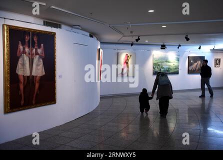 (180105) -- BEIJING , 5 janvier 2018 -- les visiteurs regardent des peintures à l'huile réalisées par des enseignants de l'Institut des Beaux-Arts du Sichuan au Musée mondial d'art de Beijing du monument du millénaire de Chine à Beijing, capitale de la Chine, le 5 janvier 2018.) (wlk) CHINA-BEIJING-ART-EXHIBITION (CN) LuoxXiaoguang PUBLICATIONxNOTxINxCHN Banque D'Images