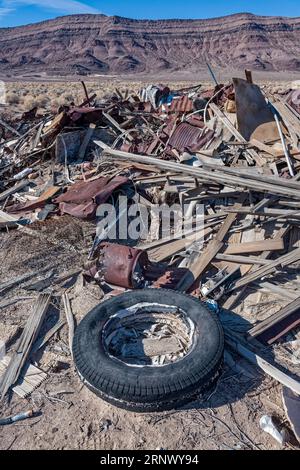 Pneu abandonné et tas de débris dans le désert Banque D'Images