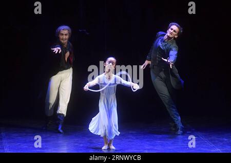 (180106) -- PÉKIN, 6 janvier 2018 -- Ballet le frère Karamazov est interprété par des membres de la St. Petersburg Eifman Ballet au Théâtre Tianqiao à Pékin, capitale de la Chine, 5 janvier 2018. ) (wlk) CHINA-BEIJING-BALLET LE FRÈRE KARAMAZOV (CN) JinxLiangkuai PUBLICATIONxNOTxINxCHN Banque D'Images