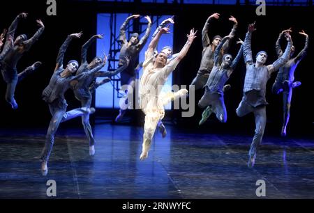 (180106) -- PÉKIN, 6 janvier 2018 -- Ballet le frère Karamazov est interprété par des membres de la St. Petersburg Eifman Ballet au Théâtre Tianqiao à Pékin, capitale de la Chine, 5 janvier 2018. ) (wlk) CHINA-BEIJING-BALLET LE FRÈRE KARAMAZOV (CN) JinxLiangkuai PUBLICATIONxNOTxINxCHN Banque D'Images