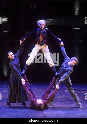 Bilder des Tages (180106) -- BEIJING, 6 janvier 2018 -- Ballet le frère Karamazov est interprété par des membres de la St. Petersburg Eifman Ballet au Théâtre Tianqiao à Pékin, capitale de la Chine, 5 janvier 2018. ) (wlk) CHINA-BEIJING-BALLET LE FRÈRE KARAMAZOV (CN) JinxLiangkuai PUBLICATIONxNOTxINxCHN Banque D'Images