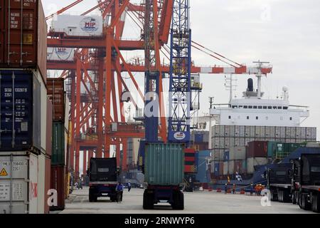 (180106) -- YONGON, 6 janvier 2018 -- une photo prise le 6 janvier 2018 montre des grues à conteneurs et des camions au port industriel du Myanmar, au Myanmar. Le commerce extérieur du Myanmar a enregistré un déficit commercial de 3,27 milliards de dollars américains au cours des trois premiers trimestres de l exercice 2017-18 (avril-mars), soit une augmentation de plus de 368,79 millions de dollars par rapport à 2016-17. U Aung) MYANMAR--DÉFICIT COMMERCIAL-PORT yangon PUBLICATIONxNOTxINxCHN Banque D'Images