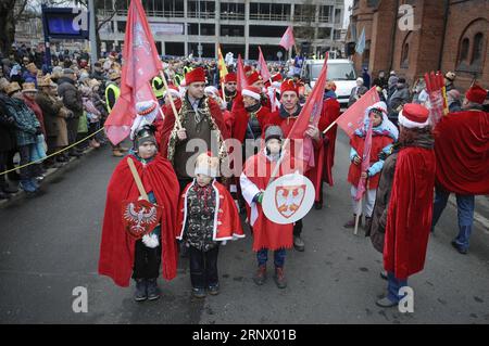 (180107) -- BYDGOSZCZ, le 7 janvier 2018 -- des enfants habillés en chevaliers assistent au défilé de la Journée des trois rois à Bydgoszcz, en Pologne, le 6 janvier 2018.) (Lhy) POLOGNE-BYDGOSZCZ-TROIS ROIS-PARADE JaapxArriens PUBLICATIONxNOTxINxCHN Banque D'Images