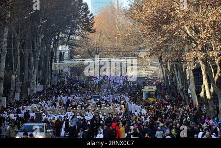 (180107) -- TBILISSI, le 7 janvier 2018 -- les gens défilent pendant alilo, une procession religieuse, pour célébrer le Noël orthodoxe à Tbilissi, capitale de la Géorgie, le 7 janvier 2018. Les Géorgiens ont célébré Noël le dimanche selon le calendrier Julien utilisé par les églises orthodoxes du pays. GÉORGIE-TBILISSI-NOËL ORTHODOXE TamunaxKulumbegashvili PUBLICATIONxNOTxINxCHN Banque D'Images