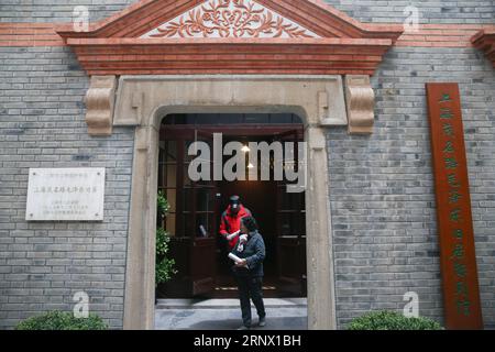 (180109) -- SHANGHAI, le 9 janvier 2018 -- les gens visitent l'ancienne résidence de Mao Zedong à Shanghai, dans l'est de la Chine. 9 janvier 2018. L ancienne résidence de Mao dans le quartier Jing an de Shanghai a subi une rénovation de deux ans pour rendre le bâtiment à son style original. Il a ouvert mardi à environ 500 visiteurs. L'endroit a été transformé en musée, avec de nombreuses expositions exposées pour la première fois, présentant le travail et la vie quotidienne de Mao.) (zkr) **CHINE-SHANGHAI-Mao ZEDONG-ANCIENNE RÉSIDENCE-RÉOUVERTURE (CN) DingxTing PUBLICATIONxNOTxINxCHN Banque D'Images