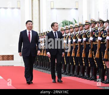 (180109) -- PÉKIN, le 9 janvier 2018 -- le président chinois Xi Jinping (L) organise une cérémonie de bienvenue pour la visite du président français Emmanuel Macron avant leurs pourparlers à Pékin, capitale de la Chine, le 9 janvier 2018.) (zkr) CHINA-BEIJING-XI JINPING-FRANCE-MACRON-TALKS (CN) ZhangxDuo PUBLICATIONxNOTxINxCHN Banque D'Images