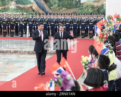 (180109) -- PÉKIN, le 9 janvier 2018 -- le président chinois Xi Jinping (L) organise une cérémonie de bienvenue pour la visite du président français Emmanuel Macron avant leurs pourparlers à Pékin, capitale de la Chine, le 9 janvier 2018.) (zkr) CHINA-BEIJING-XI JINPING-FRANCE-MACRON-TALKS (CN) WangxYe PUBLICATIONxNOTxINxCHN Banque D'Images