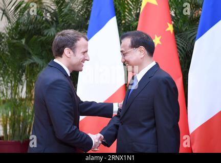 (180109) -- PÉKIN, le 9 janvier 2018 -- le premier ministre chinois Li Keqiang (R) rencontre le président français Emmanuel Macron en visite à Pékin, capitale de la Chine, le 9 janvier 2018.) (zkr) CHINA-BEIJING-LI KEQIANG-FANCE-MACRON-MEETING (CN) ZhangxDuo PUBLICATIONxNOTxINxCHN Banque D'Images