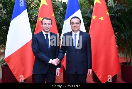 (180109) -- PÉKIN, le 9 janvier 2018 -- le premier ministre chinois Li Keqiang (R) rencontre le président français Emmanuel Macron en visite à Pékin, capitale de la Chine, le 9 janvier 2018.) (zkr) CHINA-BEIJING-LI KEQIANG-FANCE-MACRON-MEETING (CN) ZhangxDuo PUBLICATIONxNOTxINxCHN Banque D'Images