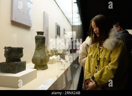 (180110) -- XI AN, 10 janvier 2018 -- Un visiteur voit des expositions exposées lors d'une exposition sur les reliques culturelles des anciennes dynasties chinoises au Musée d'histoire du Shaanxi à Xi an, capitale de la province du Shaanxi du nord-ouest de la Chine, le 9 janvier 2018. Plus de 600 reliques culturelles de quatre dynasties, y compris Zhou (1046 av. J.-C. - 256 av. J.-C.), Qin (221 av. J.-C. - 206 av. J.-C.), Han (206 av. J.-C. - 220 A.D.) et Tang (618-907) ont été exposées pendant l'exposition. (Ry) CHINE-XI AN-MUSEUM-EXPOSITION (CN) LixYibo PUBLICATIONxNOTxINxCHN Banque D'Images