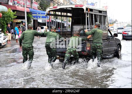 (180110) -- BANGKOK, 10 janvier 2018 -- des soldats de l'armée thaïlandaise poussent une camionnette le long d'une rue inondée à Bangkok, Thaïlande, 10 janvier 2018. Un certain nombre de rues de Bangkok ont été inondées après que de fortes pluies aient frappé la capitale mercredi matin. (Whw) THAÏLANDE-BANGKOK-INONDATIONS URBAINES RachenxSageamsak PUBLICATIONxNOTxINxCHN Banque D'Images