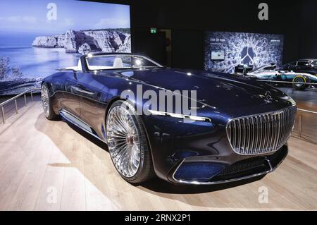 (180110) -- BRUXELLES, 10 janvier 2018 -- photo prise le 10 janvier 2018 montre la Mercedes-Maybach 6 Cabriolet lors de la journée des médias du 96e salon européen de l'automobile à Bruxelles, Belgique. (lrz) BELGIQUE-BRUXELLES-SALON EUROPÉEN DE L'AUTOMOBILE YexPingfan PUBLICATIONxNOTxINxCHN Banque D'Images