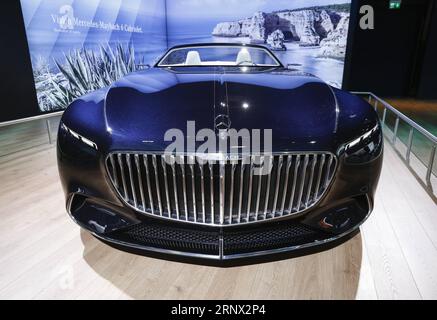 (180110) -- BRUXELLES, 10 janvier 2018 -- photo prise le 10 janvier 2018 montre la Mercedes-Maybach 6 Cabriolet lors de la journée des médias du 96e salon européen de l'automobile à Bruxelles, Belgique. (lrz) BELGIQUE-BRUXELLES-SALON EUROPÉEN DE L'AUTOMOBILE YexPingfan PUBLICATIONxNOTxINxCHN Banque D'Images