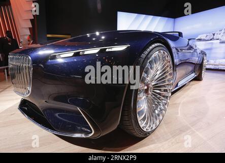 (180110) -- BRUXELLES, 10 janvier 2018 -- photo prise le 10 janvier 2018 montre la Mercedes-Maybach 6 Cabriolet lors de la journée des médias du 96e salon européen de l'automobile à Bruxelles, Belgique. (lrz) BELGIQUE-BRUXELLES-SALON EUROPÉEN DE L'AUTOMOBILE YexPingfan PUBLICATIONxNOTxINxCHN Banque D'Images