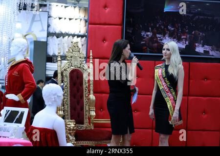 (180111) -- FRANCFORT, le 11 janvier 2018 -- Soraya Kohlmann (R), Miss Allemagne 2017, assiste à un événement à Heimtextil, le plus grand salon mondial des textiles domestiques et contractuels à Francfort, Allemagne, le 10 janvier 2018.) (djj) ALLEMAGNE-FRANKFURT-HEIMTEXTIL LuoxHuanhuan PUBLICATIONxNOTxINxCHN Banque D'Images