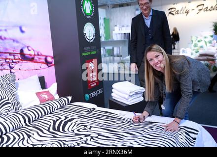 (180111) -- FRANCFORT, le 11 janvier 2018 -- Laura Chaplin (front), petite-fille de Charlie Chaplin, assiste à un événement à Heimtextil, le plus grand salon mondial des textiles domestiques et contractuels à Francfort, Allemagne, le 10 janvier 2018.) (djj) ALLEMAGNE-FRANKFURT-HEIMTEXTIL LuoxHuanhuan PUBLICATIONxNOTxINxCHN Banque D'Images