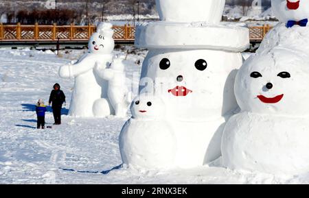 (180111) -- HARBIN, 11 janvier 2018 -- les gens regardent des sculptures de bonhommes de neige dans un parc de glace et de neige à Harbin, capitale de la province du Heilongjiang du nord-est de la Chine, le 11 janvier 2018. Au total, 2 018 mignons bonhommes de neige ont été exposés ici pour saluer l'année 2018. ) (Zwx) CHINA-HARBIN-SNOWMAN (CN) WangxKai PUBLICATIONxNOTxINxCHN Banque D'Images