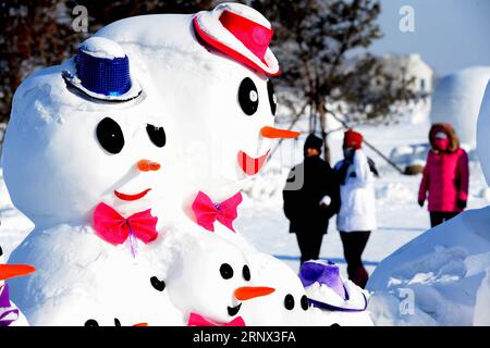 (180111) -- HARBIN, 11 janvier 2018 -- les gens regardent des sculptures de bonhommes de neige dans un parc de glace et de neige à Harbin, capitale de la province du Heilongjiang du nord-est de la Chine, le 11 janvier 2018. Au total, 2 018 mignons bonhommes de neige ont été exposés ici pour saluer l'année 2018. ) (Zwx) CHINA-HARBIN-SNOWMAN (CN) WangxKai PUBLICATIONxNOTxINxCHN Banque D'Images