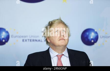 180111 -- BRUXELLES, le 11 janvier 2018 -- le ministre britannique des Affaires étrangères Boris Johnson s'exprime lors d'une conférence de presse après une rencontre avec le ministre iranien des Affaires étrangères Mohammad Jawad Zarif pas sur la photo au Service européen pour l'action extérieure SEAE à Bruxelles, Belgique, le 11 janvier 2018. Les diplomates européens de haut rang ont réaffirmé jeudi leurs engagements envers l’accord nucléaire iranien, envoyant un message indéfectible à Washington, alors que la Maison Blanche est sur le point de décider de réimposer des sanctions contre Téhéran. Zjl BELGIQUE-BRUXELLES-UE-IRAN-MINISTRES DES AFFAIRES ÉTRANGÈRES-RÉUNION YexPingfan PUBLICATIONxNOTxINxCHN Banque D'Images