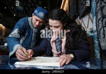 (180112) -- DANZHAI (GUIZHOU), 12 janvier 2018 -- un étudiant étranger essaie le batik ethnique Miao avec l'aide d'un artisan du comté de Danzhai, dans la province du Guizhou du sud-ouest de la Chine, 11 janvier 2018. Les étudiants étrangers de l'Académie Yenching de l'Université de Pékin ont expérimenté les héritages culturels immatériels chinois, y compris la fabrication du papier antique et le batik ethnique Miao à Danzhai. Hang Xiaohai) (syh) CHINE-GUIZHOU-PATRIMOINE CULTUREL IMMATÉRIEL (CN) HuangxXiaohai PUBLICATIONxNOTxINxCHN Banque D'Images