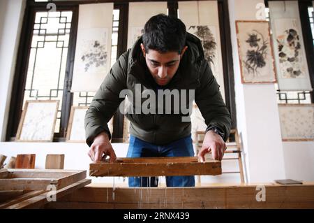 (180112) -- DANZHAI (GUIZHOU), 12 janvier 2018 -- un étudiant étranger essaie une méthode traditionnelle de fabrication de papier fleuri dans le comté de Danzhai, dans la province du Guizhou du sud-ouest de la Chine, le 11 janvier 2018. Les étudiants étrangers de l'Académie Yenching de l'Université de Pékin ont expérimenté les héritages culturels immatériels chinois, y compris la fabrication du papier antique et le batik ethnique Miao à Danzhai. Hang Xiaohai) (syh) CHINE-GUIZHOU-PATRIMOINE CULTUREL IMMATÉRIEL (CN) HuangxXiaohai PUBLICATIONxNOTxINxCHN Banque D'Images