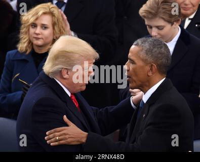 180112 -- PÉKIN, le 12 janvier 2018 -- le président américain Donald Trump L, Front est accueilli par l'ancien président américain Barack Obama après avoir prononcé son discours inaugural lors de la cérémonie d'inauguration présidentielle au Capitole à Washington D.C., aux États-Unis, le 20 janvier 2017. XINHUA-PHOTOS DE L'ANNÉE 2017-MONDE YINXBOGU PUBLICATIONXNOTXINXCHN Banque D'Images