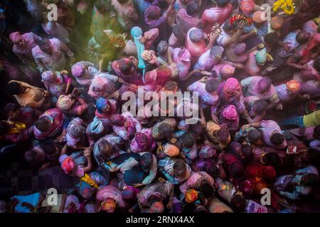 (180112) -- BEIJING, 12 janvier 2018 -- des gens célèbrent le festival Holi dans un temple de Vrindavan, Uttar Pradesh, Inde, le 12 mars 2017.) XINHUA-PHOTOS DE L'ANNÉE 2017-MONDE BIXXIAOYANG PUBLICATIONXNOTXINXCHN Banque D'Images