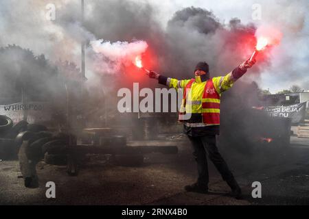 (180112) -- PÉKIN, le 12 janvier 2018 -- un employé manifeste devant l'entrée de l'usine Whirlpool à Amiens, France, le 26 avril 2017.) XINHUA-PHOTOS DE L'ANNÉE 2017-MONDE CHENXYICHEN PUBLICATIONXNOTXINXCHN Banque D'Images