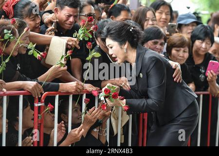 (180112) -- PÉKIN, 12 janvier 2018 -- des partisans présentent des fleurs à l'ancienne première ministre thaïlandaise Yingluck Shinawatra (C) à son arrivée à la Cour suprême thaïlandaise à Bangkok, Thaïlande, le 21 juillet 2017.) XINHUA-PHOTOS DE L'ANNÉE 2017-MONDE LIXMANGMANG PUBLICATIONXNOTXINXCHN Banque D'Images