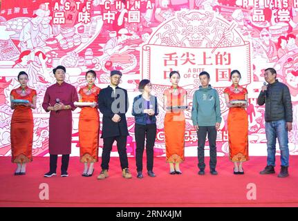 (180112) -- BEIJING , 12 janvier 2018 -- Liu Hongyan (5e L), directrice de la saison 3 de A Bite of China, et les membres de son équipe présentent quelques plats du documentaire à succès lors d'une conférence de presse à Beijing, capitale de la Chine, le 12 janvier 2018. La troisième saison de A Bite of China commencera à être diffusée lors du Festival du printemps, ou nouvel an lunaire chinois, qui tombe le 16 février de cette année. (Lhy) CHINA-BEIJING-DOCUMENTAIRE-A BITE OF CHINA (CN) LixYan PUBLICATIONxNOTxINxCHN Banque D'Images