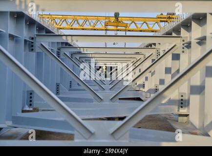 (180112) -- SHIJIAZHUANG, 12 janvier 2018 -- des ouvriers travaillent sur un chantier de construction de l'autoroute de montagne Taihang dans la province du Hebei, dans le nord de la Chine, le 12 janvier 2018. La route de 680 km reliant Mentougou de Pékin et Linzhou, dans la province du Henan du centre de la Chine, devrait être achevée en 2018. ) (zkr) CHINA-HEBEI-EXPRESSWAY-CONSTRUCTION (CN) ZhuxXudong PUBLICATIONxNOTxINxCHN Banque D'Images