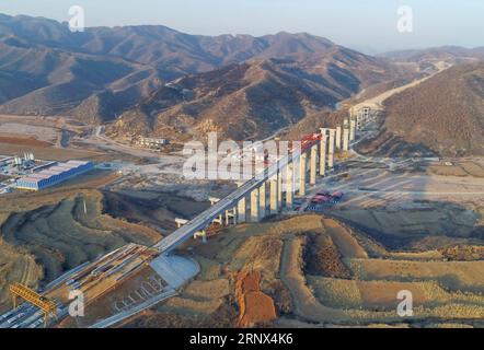 (180112) -- SHIJIAZHUANG, 12 janvier 2018 -- une photo prise le 12 janvier 2018 montre un chantier de construction de l'autoroute de montagne Taihang dans la province du Hebei du nord de la Chine. La route de 680 km reliant Mentougou de Pékin et Linzhou, dans la province du Henan du centre de la Chine, devrait être achevée en 2018. ) (zkr) CHINA-HEBEI-EXPRESSWAY-CONSTRUCTION (CN) ZhuxXudong PUBLICATIONxNOTxINxCHN Banque D'Images