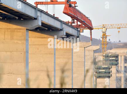 (180112) -- SHIJIAZHUANG, 12 janvier 2018 -- une photo prise le 12 janvier 2018 montre un chantier de construction de l'autoroute de montagne Taihang dans la province du Hebei du nord de la Chine. La route de 680 km reliant Mentougou de Pékin et Linzhou, dans la province du Henan du centre de la Chine, devrait être achevée en 2018. ) (zkr) CHINA-HEBEI-EXPRESSWAY-CONSTRUCTION (CN) ZhuxXudong PUBLICATIONxNOTxINxCHN Banque D'Images