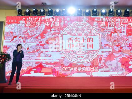 (180112) -- BEIJING, 12 janvier 2018 -- Liu Hongyan, réalisateur de la saison 3 de A Bite of China, expose l'affiche du documentaire à succès lors d'une conférence de presse à Beijing, capitale de la Chine, le 12 janvier 2018. La troisième saison de A Bite of China commencera à être diffusée lors du Festival du printemps, ou nouvel an lunaire chinois, qui tombe le 16 février de cette année. (Lhy) CHINA-BEIJING-DOCUMENTAIRE-A BITE OF CHINA (CN) LixYan PUBLICATIONxNOTxINxCHN Banque D'Images