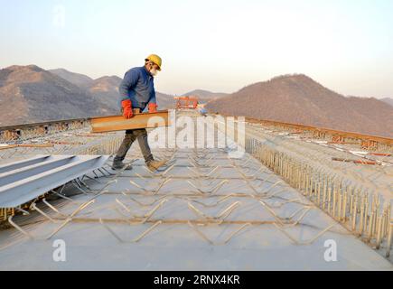 (180112) -- SHIJIAZHUANG, 12 janvier 2018 -- Un ouvrier travaille sur un chantier de construction de l'autoroute de montagne Taihang dans la province du Hebei, dans le nord de la Chine, le 12 janvier 2018. La route de 680 km reliant Mentougou de Pékin et Linzhou, dans la province du Henan du centre de la Chine, devrait être achevée en 2018. ) (zkr) CHINA-HEBEI-EXPRESSWAY-CONSTRUCTION (CN) ZhuxXudong PUBLICATIONxNOTxINxCHN Banque D'Images