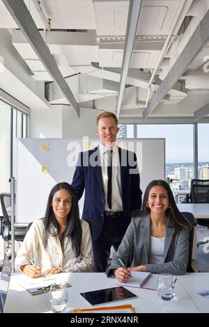 Heureux gens d'affaires d'équipe diverse à la réunion de bureau. Portrait vertical Banque D'Images